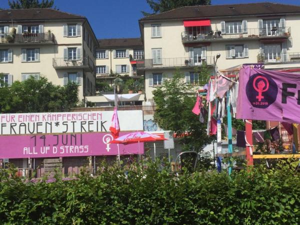 Ελβετία: Σήμερα οι γυναίκες απεργούν ντυμένες στα μωβ για την ισότητα των φύλων