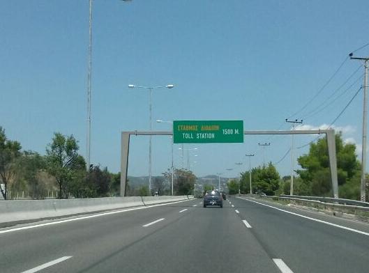 Σοκ: Σκοτώθηκε μπροστά στον σύζυγό της ενώ διέσχιζε την εθνική Αθηνών-Λαμίας