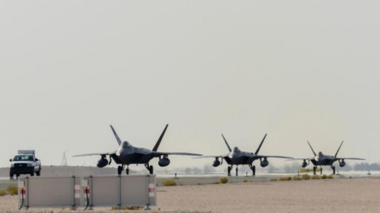 Με τα πέμπτης γενιάς F-22 stealth σφίγγουν οι ΗΠΑ τον κλοιό στο Ιράν (εικόνες)