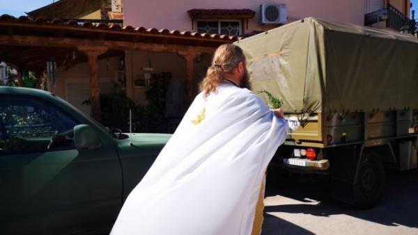 Τι απαντά ο ιερέας που πέταξε κέρματα σε βουλευτή του ΣΥΡΙΖΑ