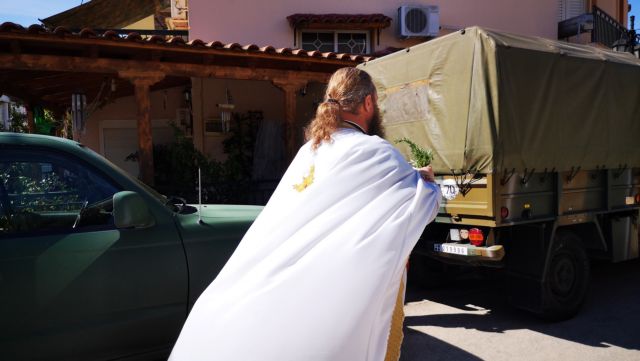 Τι απαντά ο ιερέας που πέταξε κέρματα σε βουλευτή του ΣΥΡΙΖΑ