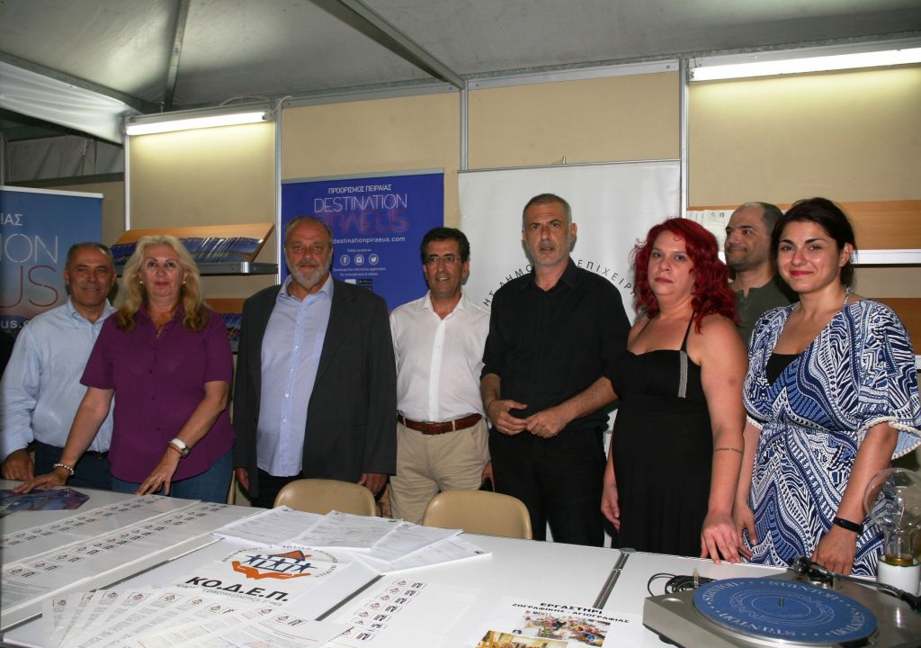 Ο Γιάννης Μώραλης στην 33η έκθεση βιβλίου στο Πασαλιμάνι