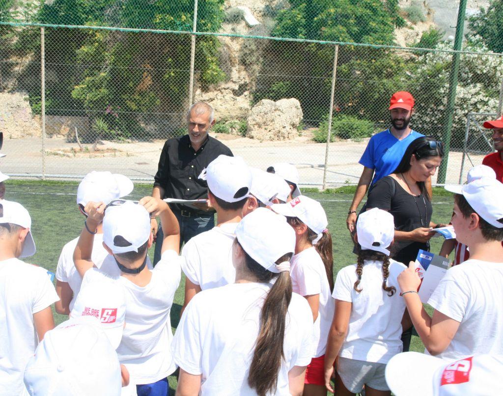 Ο δήμαρχος Πειραιά Γιάννης Μώραλης στο 5ο Piraeus Sports Camp στην παραλία «Βοτσαλάκια»