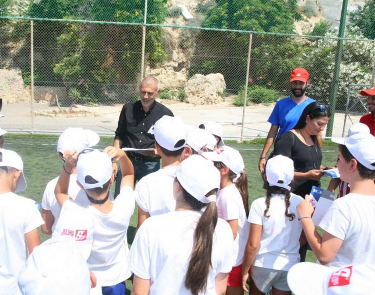 Ο δήμαρχος Πειραιά Γιάννης Μώραλης στο 5ο Piraeus Sports Camp στην παραλία «Βοτσαλάκια»