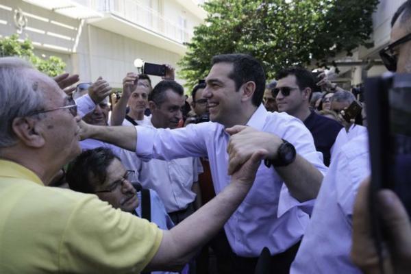 Ρεσιτάλ λαϊκισμού από τον Τσίπρα στην Τήλο: Από το «εμείς ή οι άλλοι» στο «όλοι μαζί»