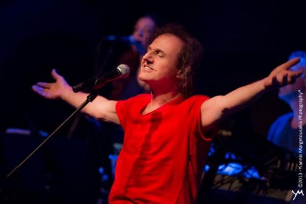 Ο Βασίλης Παπακωνσταντίνου μιλάει στο in.gr για το νέο του δίσκο «Μπλέξαμε»