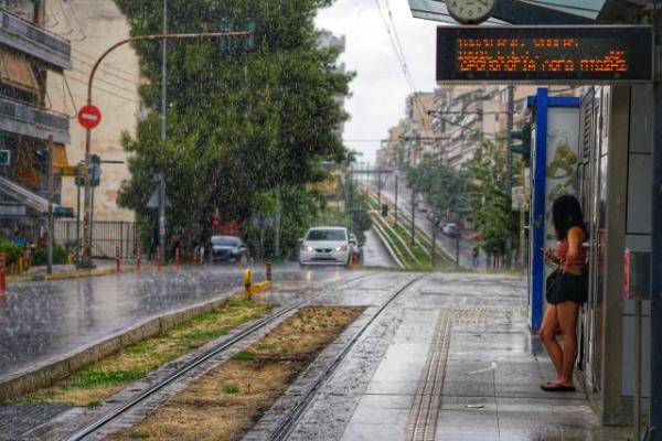 Ποτάμια οι δρόμοι σε Βάρκιζα, Βουλιαγμένη – Προβλήματα ηλεκτροδότησης