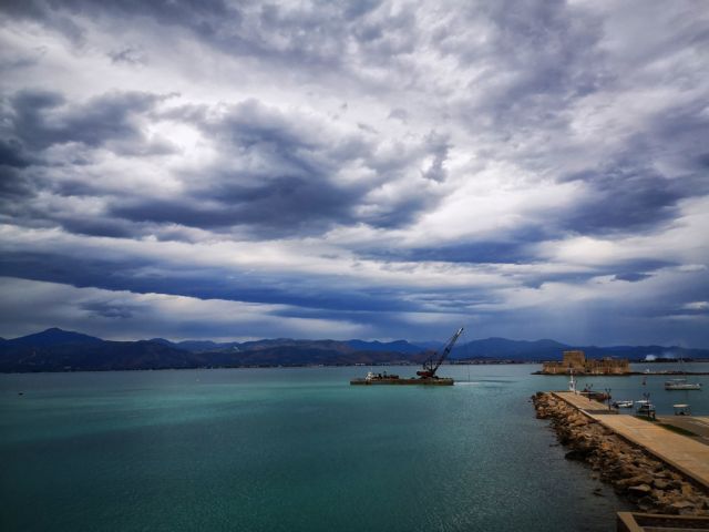 Τρελάθηκε ο καιρός: Καταιγίδες και πτώση θερμοκρασίας