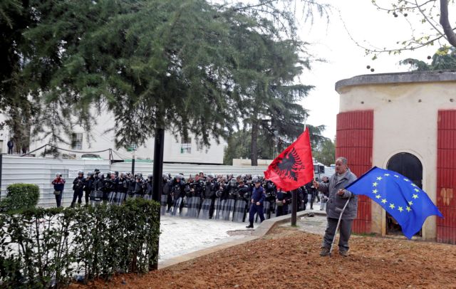 Η Αλβανία αγωνίζεται κατά της διαφθοράς για να «σώσει» το ευρωπαϊκό της μέλλον