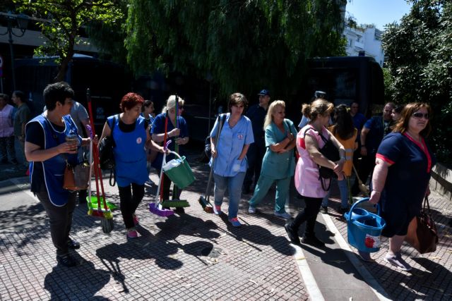 Καθαρίστριες Δρομοκαϊτειου: Διαδήλωση με σφουγγαρίστρες μπροστά στον αστυνομικό κλοιό του Μαξίμου