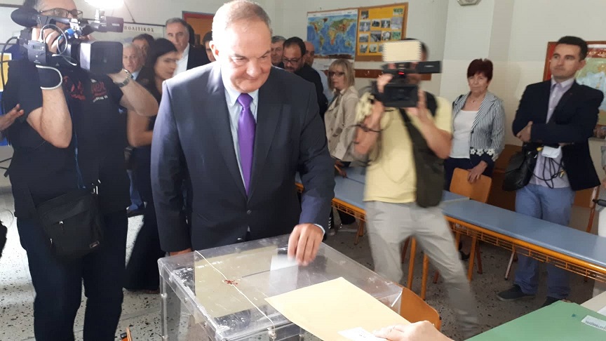 Εκλογές 2019: Ψήφισε ο Κώστας Καραμανλής – Έγινε δεκτός με χειροκροτήματα