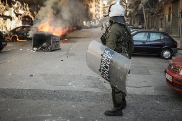 Επιθέσεις με μολότοφ έξω από τα γραφεία του ΚΙΝΑΛ τα ξημερώματα