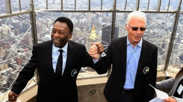 L’ Equipe: Χαμός με το πρωτοσέλιδο – Γυμνοί στο ντουζ Πελέ και Μπεκενμπάουερ