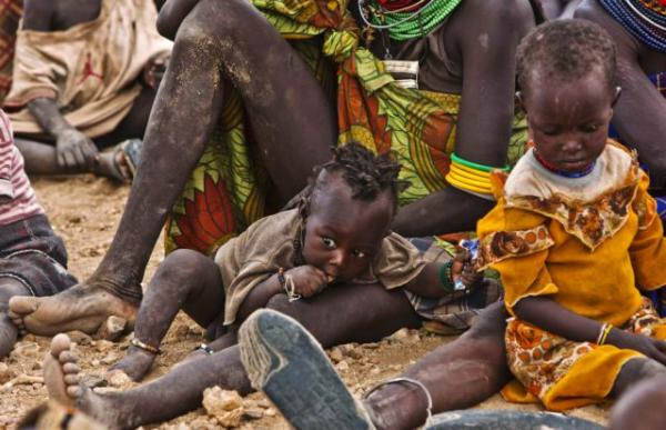 Σοκαριστική έρευνα για την Αφρική: Ένα στα τρία παιδιά πεθαίνει λόγω πείνας