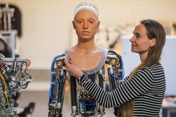 Το πρώτο στον κόσμο ρομπότ που θα κάνει έκθεση ζωγραφικής