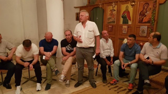 Προεκλογική συγκέντρωση μέσα σε ορθόδοξη εκκλησία από υποψήφιο του Ράμα (εικόνες)