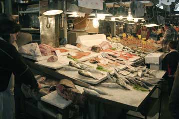 Κατάσχεση ακατάλληλων αλιευμάτων στην Α’ λαϊκή αγορά του Πειραιά