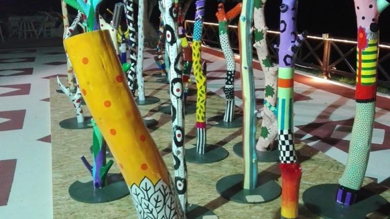 Νέα πνοή στο Μάτι από 23 καμένα δέντρα που αλλάζουν μορφή