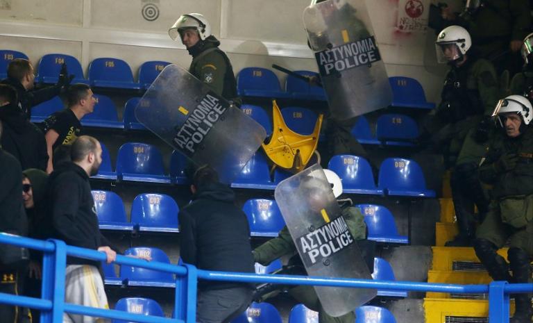 Επεισόδια έξω από το κλειστό γήπεδο Περιστερίου