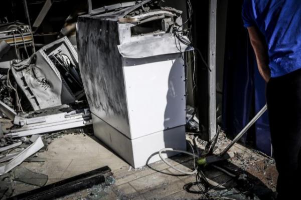 Ανατίναξαν ΑΤΜ στη Γλυφάδα – Αρπαξαν κασετίνες με χρήματα