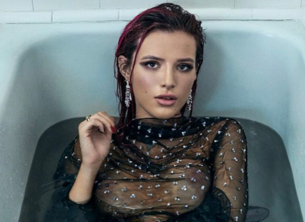 Η Μπέλα Θορν δημοσίευσε γυμνές φωτογραφίες της