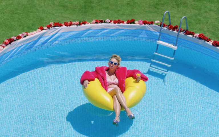 Τέιλορ Σουίφτ: Ζητά από τους θαυμαστές της να στηρίξουν τη ΛΟΑΤΚΙ κοινότητα