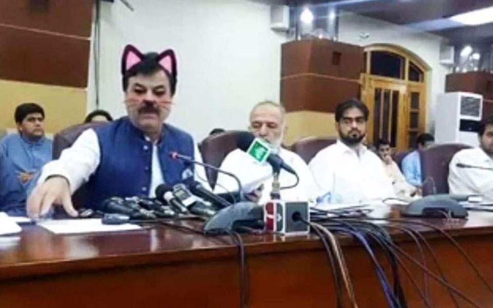 Ροζ αυτάκια και μουστάκια από λάθος φίλτρο σε υπουργό στο Πακιστάν