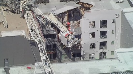 Φοβερό δυστύχημα : Σφοδροί άνεμοι έριξαν τεράστιο γερανό σε κτίριο του Ντάλας