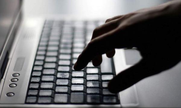 Πωλούσε στο dark web γυμνές φωτογραφίες της 5χρονης αδελφής της
