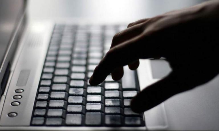 Πωλούσε στο dark web γυμνές φωτογραφίες της 5χρονης αδελφής της