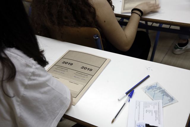 Πανελλαδικές: Σε Λατινικά, Χημεία και Αρχές Οικονομικής Θεωρίας εξετάζονται οι μαθητές