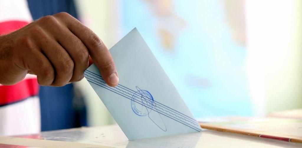 Κρήτη: Έπεσαν… ψιλές σε εκλογικό κέντρο για την ψήφο ηλικιωμένου