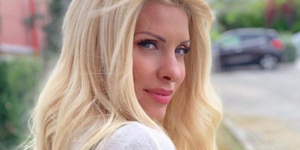 Ελένη Μενεγάκη: Ποζάρει εντελώς άβαφη στην παραλία