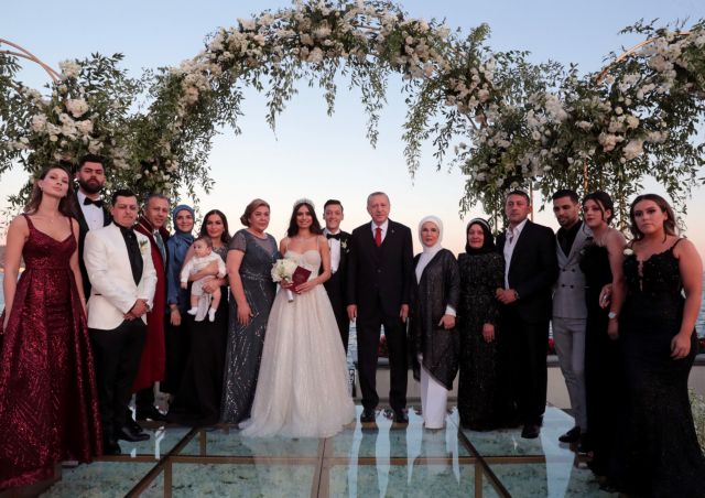 Παντρεύτηκε ο ποδοσφαιριστής Μεσούτ Οζίλ με… «κουμπάρο» τον Ερντογάν