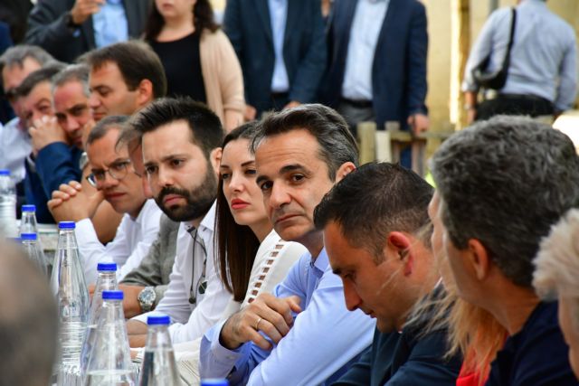 Mitsotakis plans low-key campaign with town hall meetings, emphasis on social media