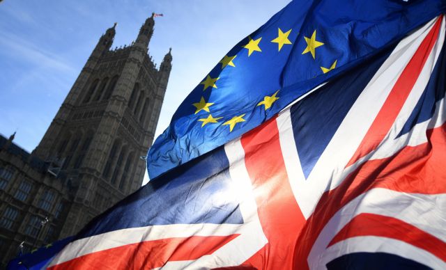 Kομισιόν: Το «άτακτο» Brexit δεν απαλλάσσει το Λονδίνο από τις οικονομικές του υποχρεώσεις