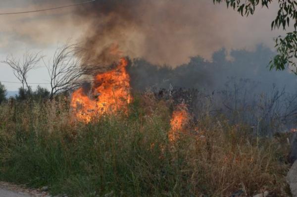 Πυρκαγιά στο Λαύριο – Εκκενώθηκε καταυλισμός προσφύγων