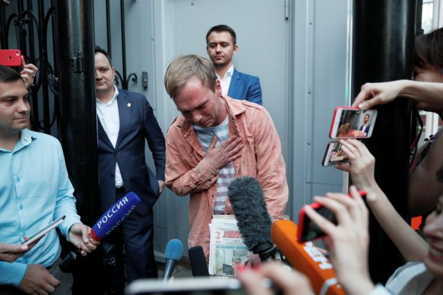 Ελεύθερος ο δημοσιογράφος Γκολουνόφ - Οι Βρυξέλλες χαιρετίζουν την απόφαση