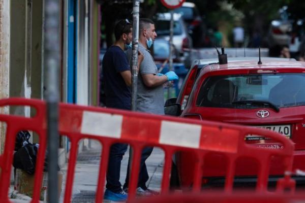 Γουδή: Οι κάμερες «έπιασαν» τη γυναίκα να μεταφέρει την ηλικιωμένη μητέρα της