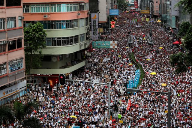 Ξεσηκώθηκαν στο Χονγκ Κονγκ : Εκατοντάδες χιλιάδες στους δρόμους – Συγκρούσεις με την αστυνομία