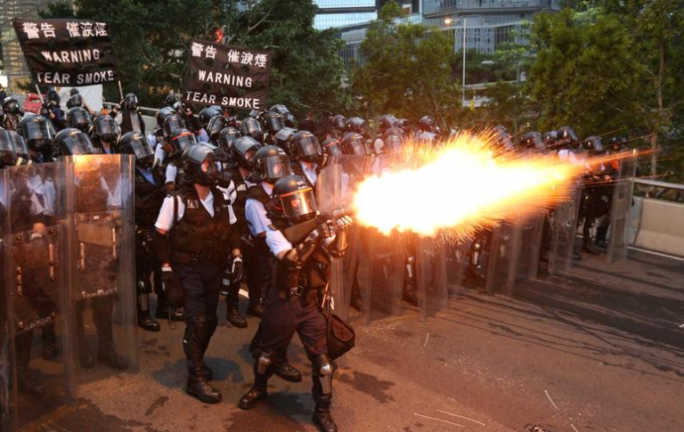 Χονγκ Κονγκ: Η ΕΕ απευθύνει έκκληση για αυτοσυγκράτηση μετά τα εκτεταμένα χθεσινά επεισόδια