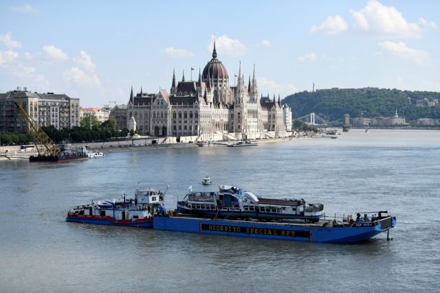 Ανελκύστηκε το πλοίο που βυθίστηκε στον Δούναβη – Βρέθηκαν 4 σοροί
