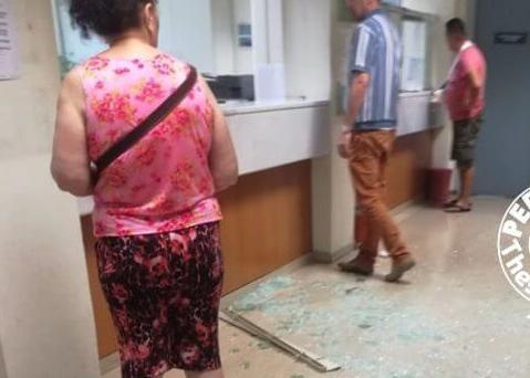 Ανδρας τα έκανε γυαλιά-καρφιά στο ΙΚΑ επειδή τον… ταλαιπωρούσαν