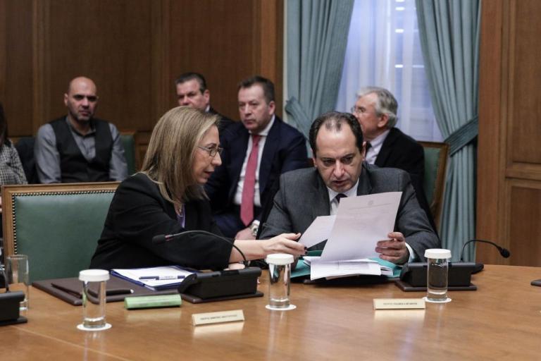 Ρουσφέτια μέχρι τέλους: Συνεχίζονται οι προνομιακές μετατάξεις στο Δημόσιο