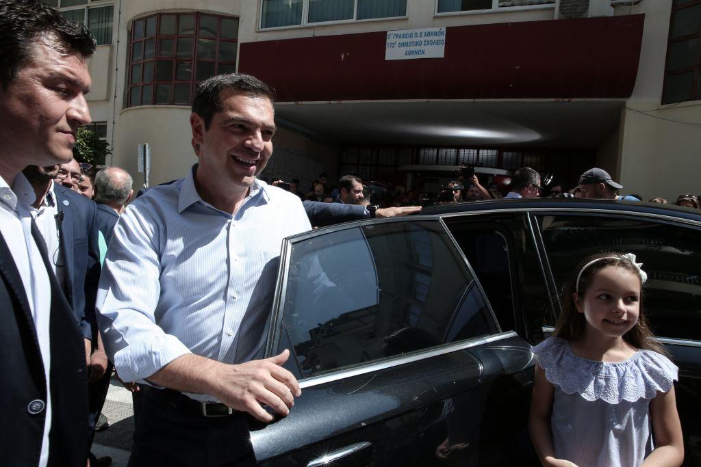 Χειροκροτήματα για τον Τσίπρα στην Κυψέλη