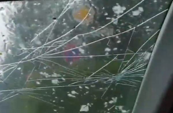 Του κόσμου τα περίεργα: Χαλάζι, επέλαση ακρίδων και… βομβαρδισμός γλυκών