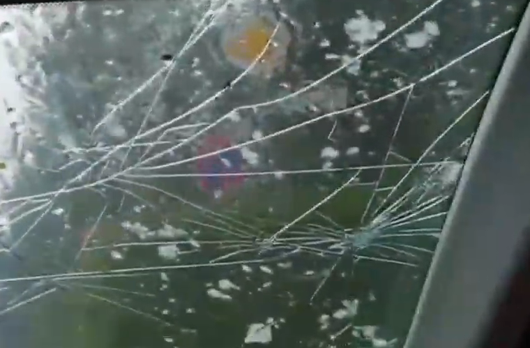 Του κόσμου τα περίεργα: Χαλάζι, επέλαση ακρίδων και… βομβαρδισμός γλυκών