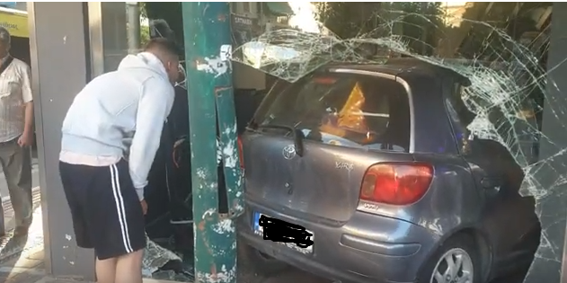 Πάτρα: Αυτοκίνητο κατέληξε σε κατάστημα μετά από τροχαίο