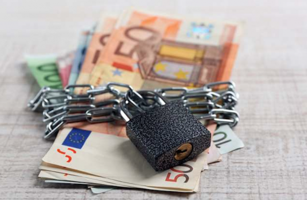 Στα… μανταλάκια οι οφειλέτες της εφορίας