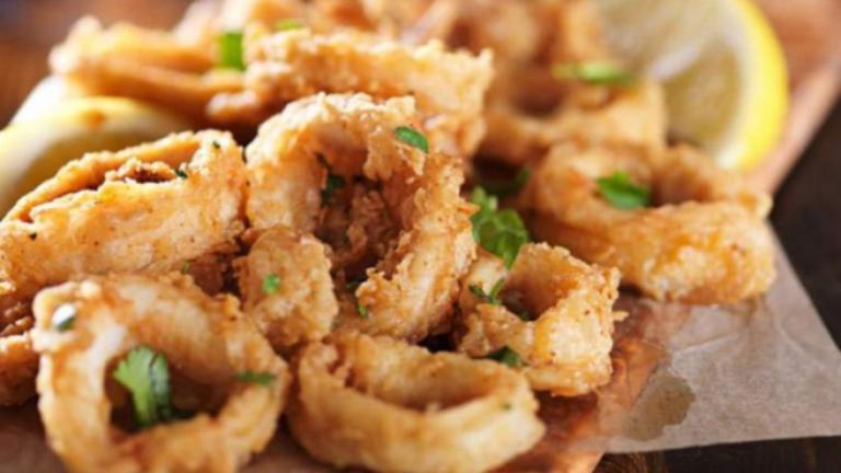 Δεν πτοείται το εστιατόριο με τα «χρυσά καλαμάρια»- Με βίντεο απαντά ο ιδιοκτήτης